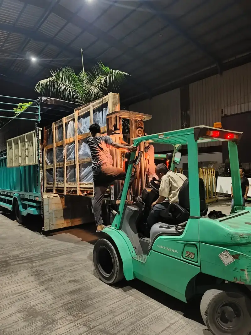 Muat kaca ke truk pengiriman Optima Glass